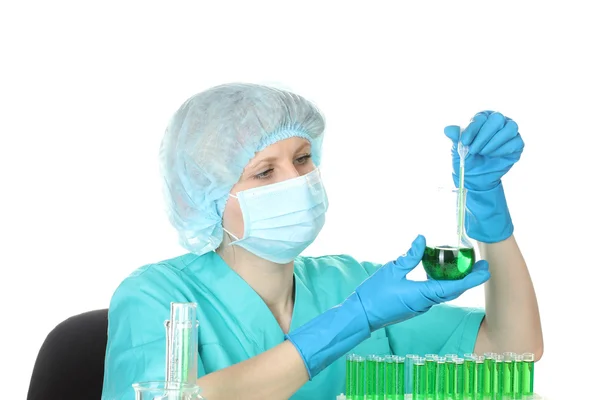 在化学实验室工作的年轻女科学家 — 图库照片