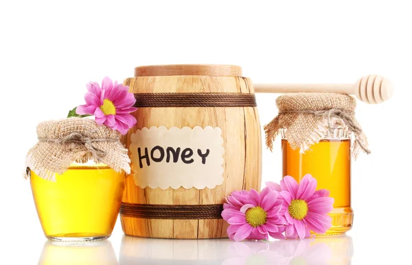 Miel dulce en barril y frascos con rociador aislado sobre blanco — Foto de Stock