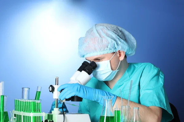 Cientista olhando microscópio em laboratório de química — Fotografia de Stock