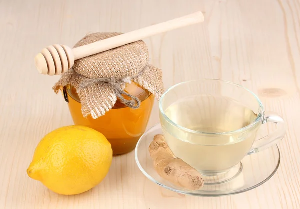 Tè allo zenzero sano con limone e miele su sfondo di legno — Foto Stock