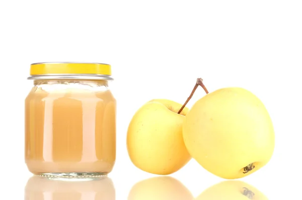 Glas Babypüree und Äpfel isoliert auf weiß — Stockfoto
