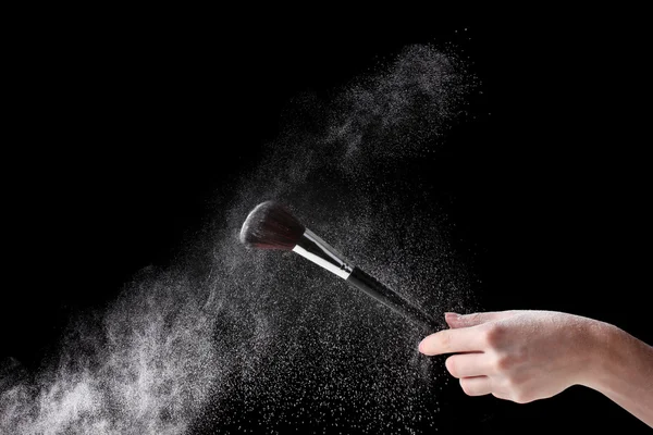 Make-up borstel met poeder geïsoleerd op zwart — Stok fotoğraf