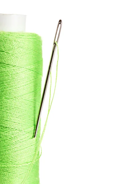 Grüne Spule mit Nadel isoliert auf weiß — Stockfoto