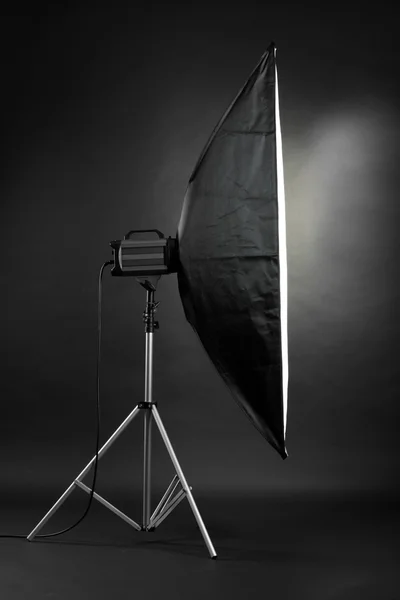 Студийная вспышка с мягкой коробкой на черном студийном фоне — стоковое фото