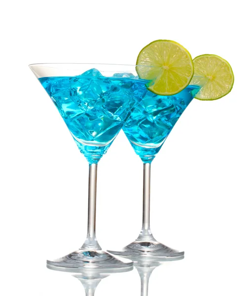 Cocktail blu in bicchieri da martini con ghiaccio isolato su bianco — Foto Stock
