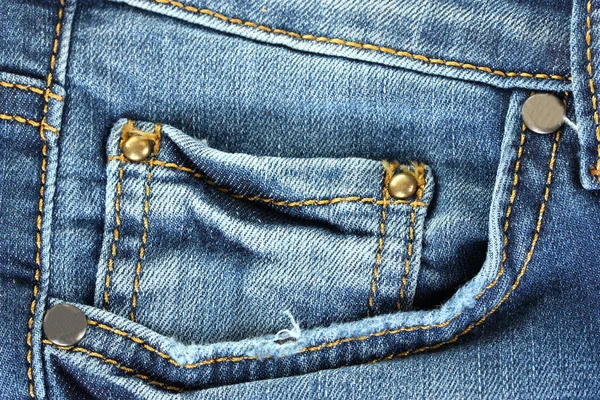 Карманный крупный план в синих джинсах — стоковое фото