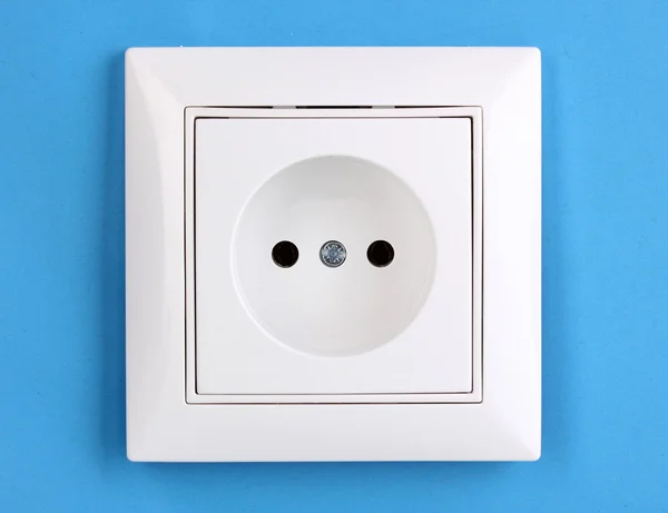 Biały gniazdo elektryczne na ścianie — Zdjęcie stockowe