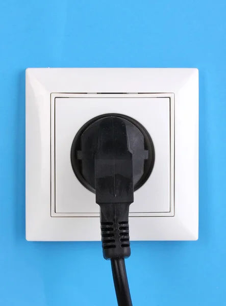 Biały gniazdo elektryczne z wtyczką na ścianie — Zdjęcie stockowe