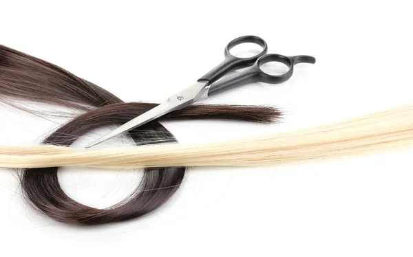 Блискуче світле і коричневе волосся з ножицями для стрижки волосся ізольовано на білому — стокове фото