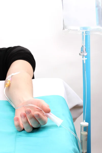 Kvinnliga arm med infusion — Stockfoto