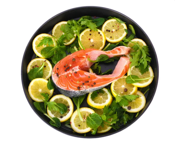 Červené ryby s citronem, petržel a pepř na desce izolovaných na bílém — Stock fotografie