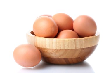 ahşap kase üzerinde beyaz izole kahverengi yumurta