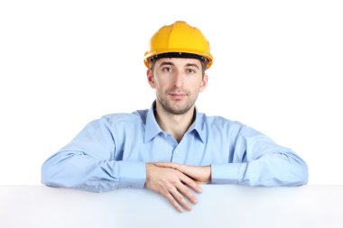 genç adam mimar ile üzerine beyaz izole kask