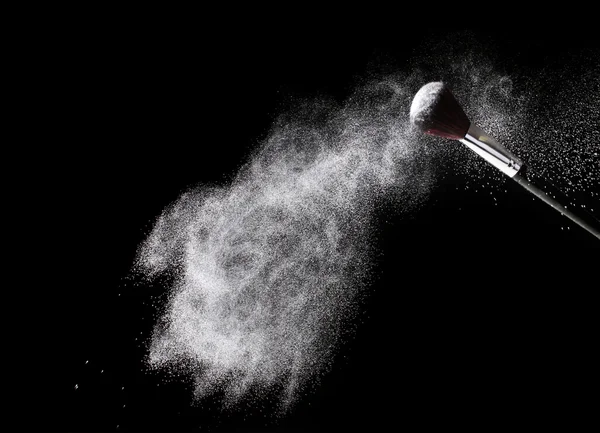 Maquiagem escova com pó isolado em preto — Fotografia de Stock
