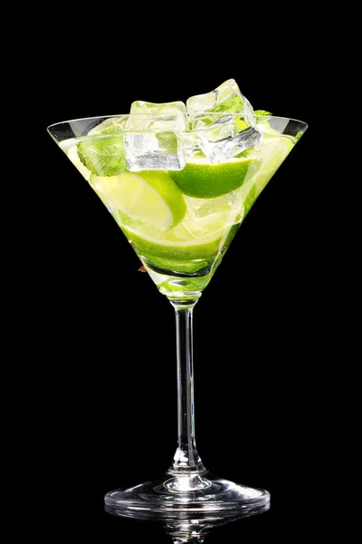 Glas cocktail met limoen en munt op zwarte achtergrond — Stockfoto