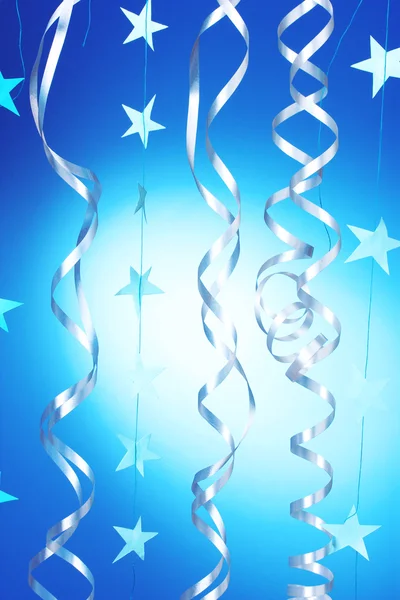 नीले पृष्ठभूमि पर सुंदर स्ट्रीमर्स और सितारे — स्टॉक फ़ोटो, इमेज