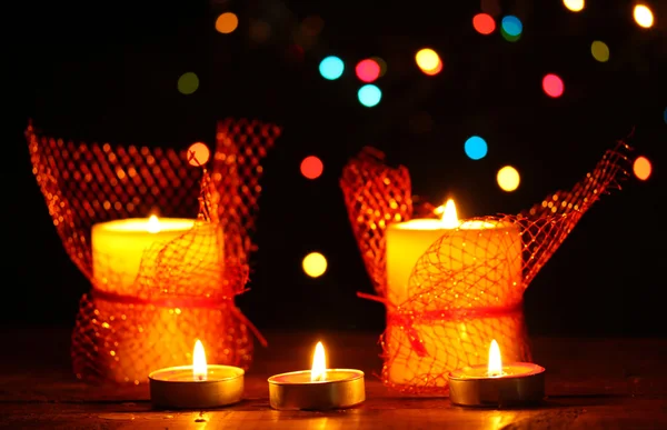 Wunderbare Kerzen auf Holztisch auf hellem Hintergrund — Stockfoto