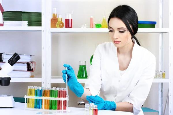 Jeune femme scientifique travaillant en laboratoire chimique — Photo