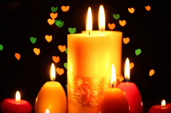 Όμορφη κερί και διακόσμηση σε ξύλινο τραπέζι σε φωτεινό φόντο — Φωτογραφία Αρχείου
