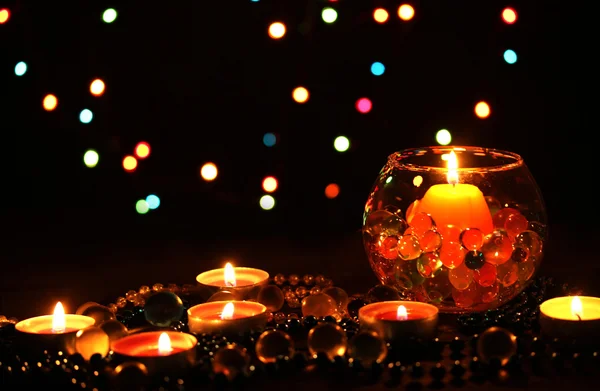 Prachtige samenstelling van kaarsen op houten tafel op lichte achtergrond — Stockfoto