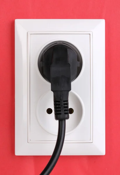 Tomada elétrica branca com plugue na parede — Fotografia de Stock