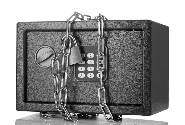 Χρηματοκιβώτιο με αλυσίδα και κλειδαριά που απομονώνονται σε λευκό — Φωτογραφία Αρχείου