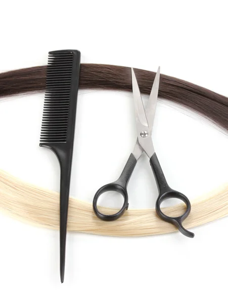 闪亮的金发和棕色头发用头发切割剪刀和梳子上白色隔离 — 图库照片