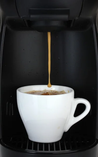 浇在白杯咖啡的咖啡机 — 图库照片