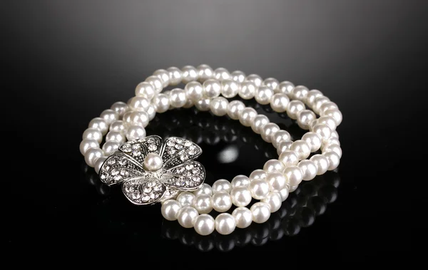Pearl bracelet isolated on black — Stock Photo, Image