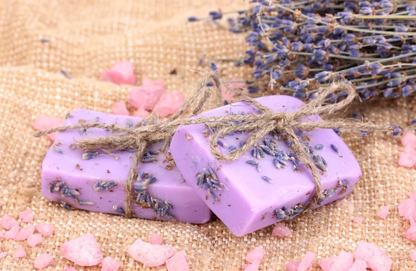 Sabun lavender buatan tangan pada kain kabung — Stok Foto