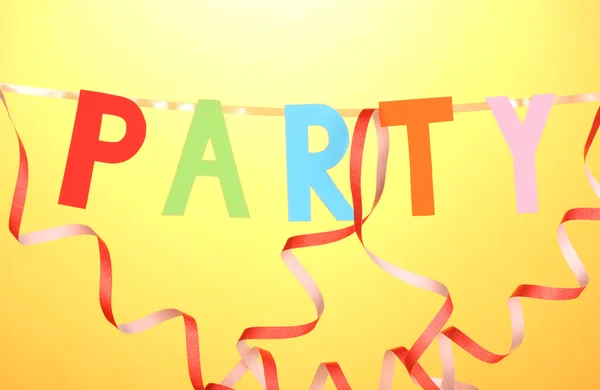 Partyartikel in Nahaufnahme auf orangefarbenem Hintergrund — Stockfoto