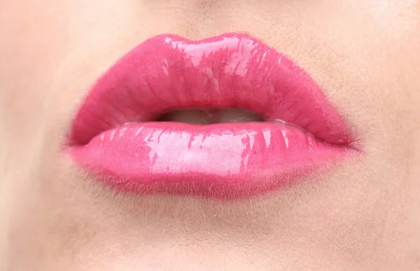 Красивый состав гламурных розовых глянцевых губ — стоковое фото