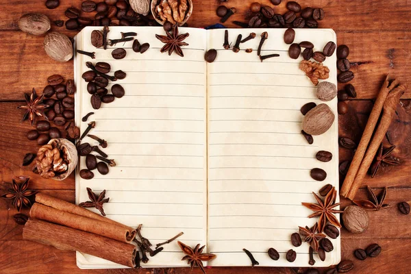 Viejo papel para recetas y especias en mesa de madera —  Fotos de Stock