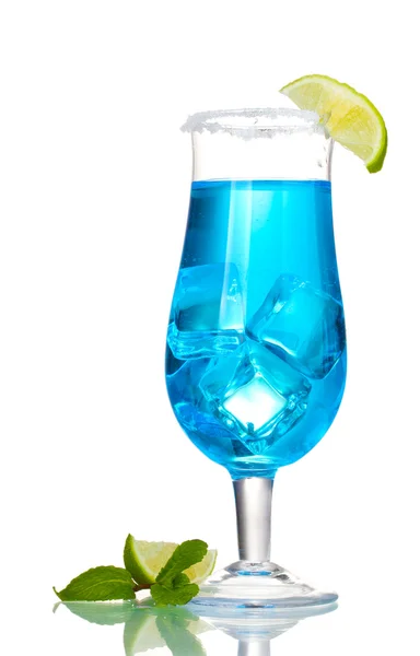 Cocktail in glazen met ijs en suiker geïsoleerd op wit blauw — Stockfoto