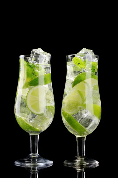 Cocktailgläser mit Limette und Minze auf schwarzem Hintergrund — Stockfoto