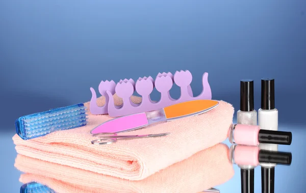 Pedikúra na růžový ručník na modrém pozadí — Stock fotografie