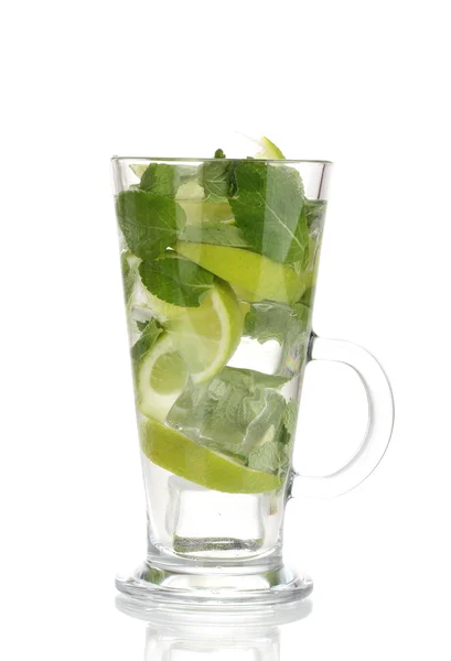 Glass av cocktail med kalk og mynte isolert på hvitt – stockfoto
