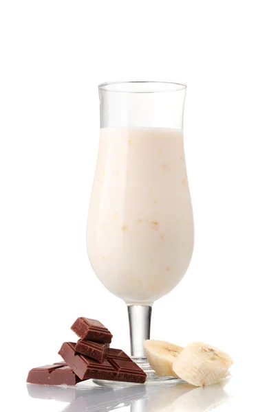 Cocktail al latte con banane e cioccolato isolato su bianco — Foto Stock