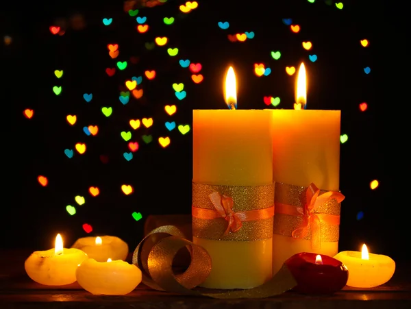 Krásná svíčka a výzdoba na dřevěný stůl na světlé pozadí — Stock fotografie