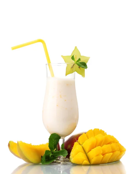 Milk-shake à la mangue isolé sur blanc — Photo