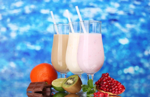 Milkshake med frukt och choklad på blå bakgrund — Stockfoto
