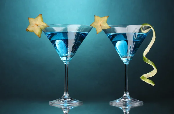 Cóctel azul en vasos de martini sobre fondo azul —  Fotos de Stock