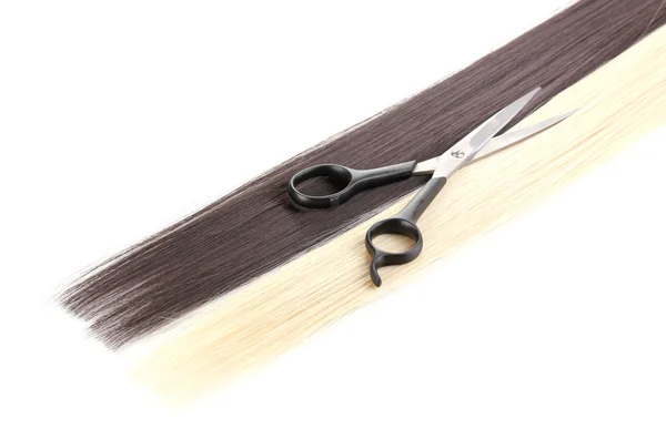 Shiny blont och brunt hår med hår klippa sax isolerad på vit — Stockfoto