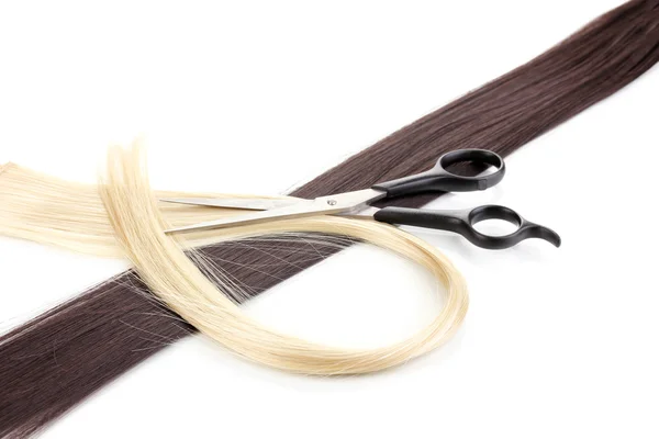 Cabelo loiro e castanho brilhante com tesouras de corte de cabelo isoladas em branco — Fotografia de Stock