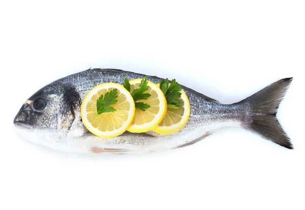 Pescado fresco con limón y perejil aislado sobre blanco —  Fotos de Stock