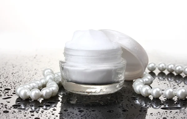 Crema cosmetica sul tavolo isolata su bianco — Foto Stock