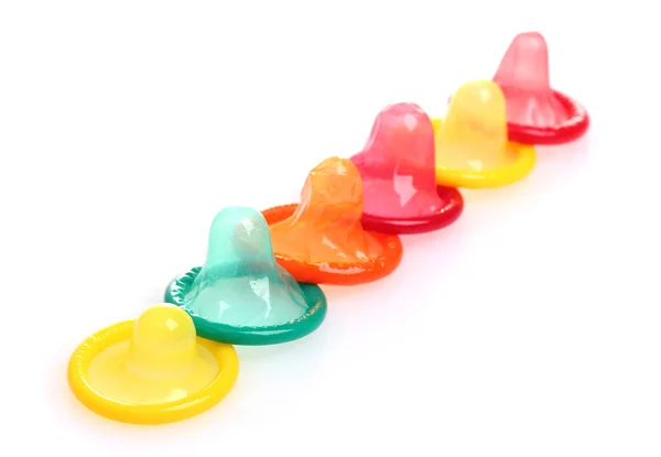 Fargerike kondomer isolert på hvitt – stockfoto