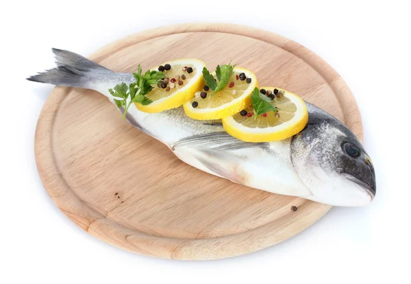 Świeże ryby z cytryna, pietruszka, pieprz na deski do krojenia drewniana na białym tle — Zdjęcie stockowe