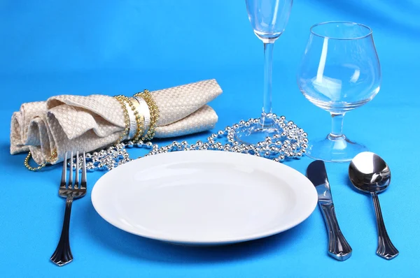 파란색 배경에 테이블 설정 — 스톡 사진
