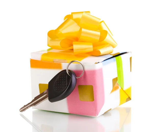 Autoschlüssel auf Geschenkbox isoliert auf weiß — Stockfoto